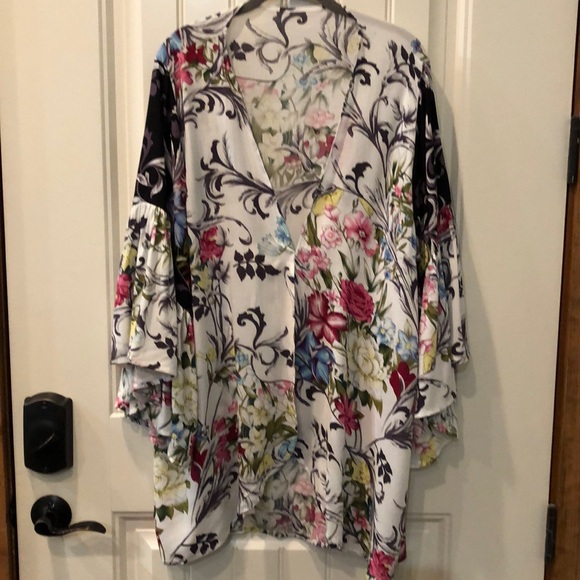 NWOT L/XL open front floral kimono from TX Boutique w/giant bell sleeve - Picture 1 of 5